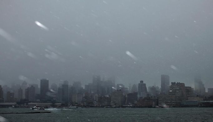 A general view of the Empire State Building and the skyline of Middle Manhattan partially covered by fog during a Nor'easter, also known as a northeaster storm, from Hoboken, New Jersey, November 7, 2012. A wintry storm dropped snow on the Northeast and threatened to bring dangerous winds and flooding to a region still climbing out from the devastation of superstorm Sandy. REUTERS/Eduardo Munoz (UNITED STATES - Tags: ENVIRONMENT DISASTER CITYSPACE) Published: Lis. 7, 2012, 8:45 odp.