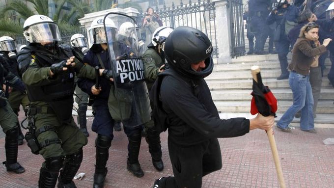 Řecká policie nasadila proti demonstrantům slzný plyn