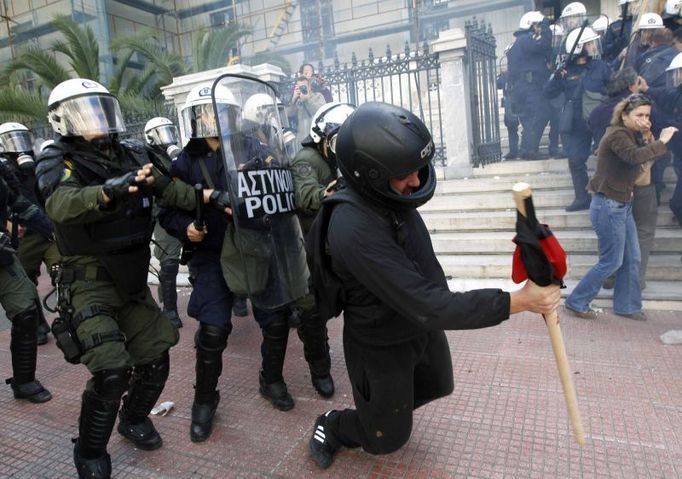 Řecká policie zasáhla proti demonstrantům slzným plynem