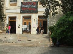 Místem urputného boje o hlasy se stala aténská Univerzita pro ekonomiku a obchod