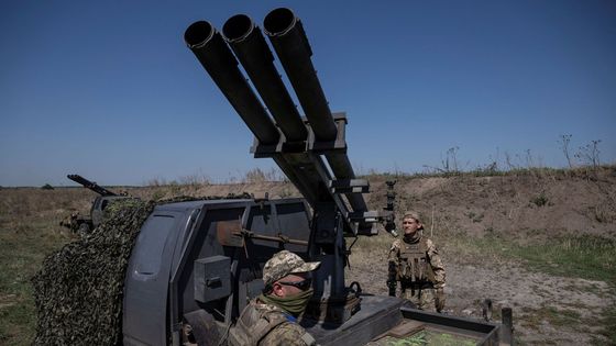 Do dílny vjede pick-up, odjede z ní raketomet. Takto zruční Ukrajinci vyrábějí zbraně