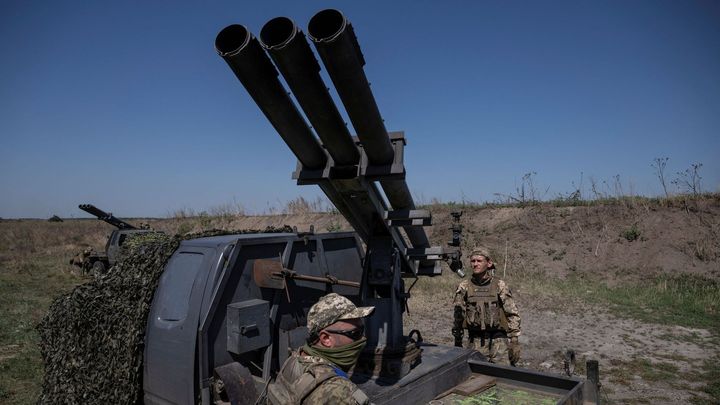 Do dílny vjede pick-up, odjede z ní raketomet. Takto zruční Ukrajinci vyrábějí zbraně