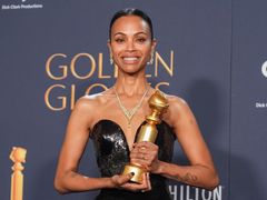 Herečka Zoe Saldana s cenou za herecký výkon ve filmu Emilia Pérez.