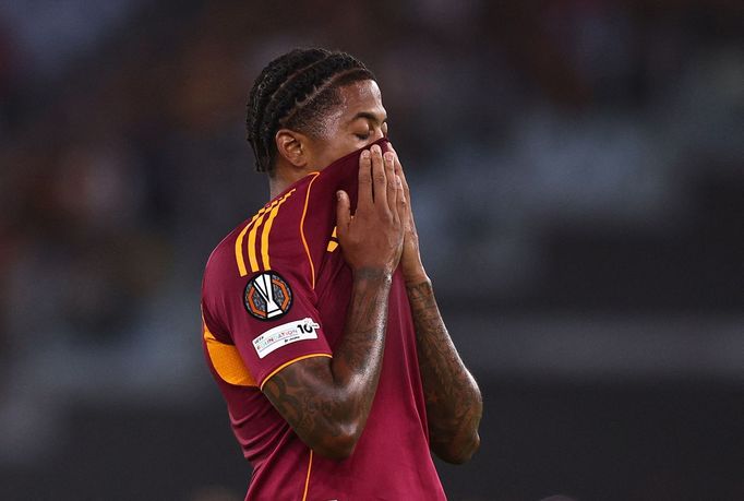 Zklamaný fotbalista AS Řím Leon Bailey při utkání s Plzní v Evropské lize