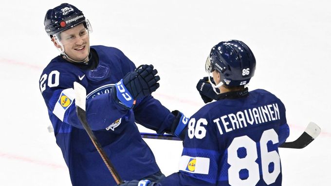 Eeli Tolvanen (vlevo) čtyři góly, Teuvo Teräväinen šest asistencí. Tahle finská dvojice ničila na MS Slovince
