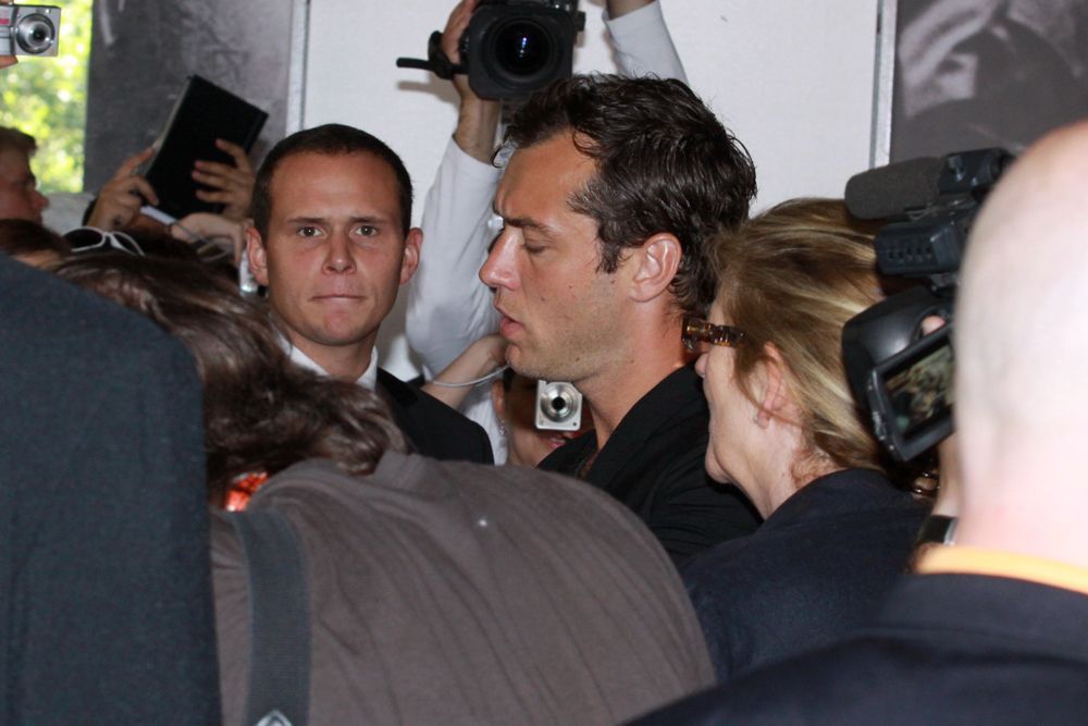 Jude Law na tiskové konferenci