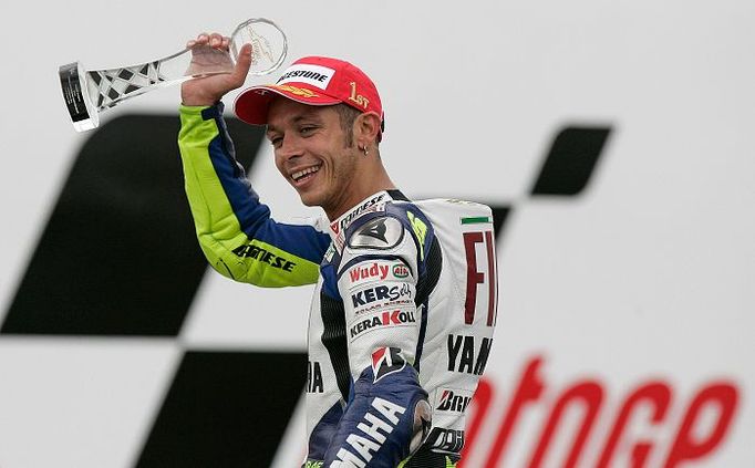 Valentino Rossi s vítěznou trofejí po Grand Prix České republiky.