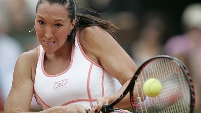 Jelena Jankovičová má razantní údery, ale ve Wimbledonu zaujala spíše smyšleným milostným románkem.