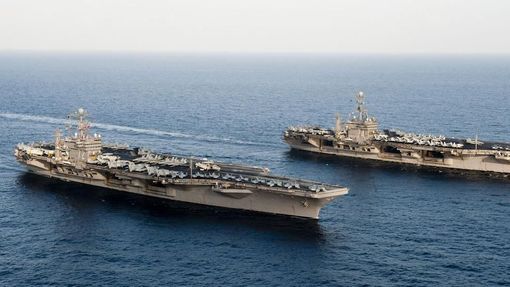 Abraham Lincoln (vlevo) nyní v Perském zálivu nahradí jinou letadlovou loď USS John C. Stennis (vpravo).