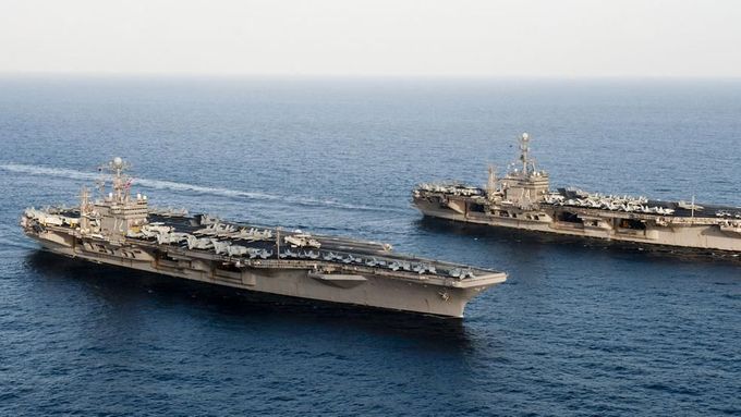 USS Abraham Lincoln (na snímku vlevo).