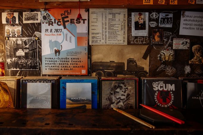 Všechny vinylové desky v kavárně jsou Nevenovy. "Pro mě existují jen dva druhy hudby, dobrá a špatná," říká.