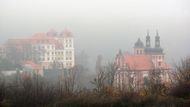 Valeč, magické místo ve východním cípu Karlovarského kraje. Zámek z počátku 18. století. Naposledy sloužil v padesátých letech korejským a poté i českým opuštěným dětem.