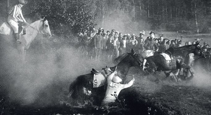 Lata a její klisna Norma (úplně vlevo) na jedné z vodních překážek při Velké pardubické 1934.