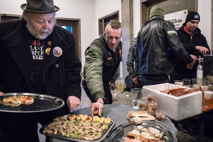 Lidé se 31. 1. 2023 loučí se zpěvákem a kytaristou punkrockové skupiny Plexis Petrem Hoškem.