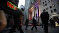 Okolí známé burzy na Wall Street v New Yorku začíná postupně ožívat. Naplno se toto obchodní centrum otevírá ve středu 1. listopadu.