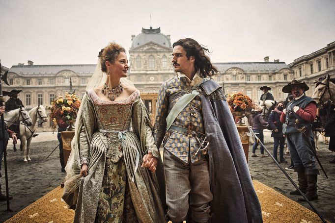 Vicky Krieps jako Anna Rakouská a Louis Garrel v roli krále Ludvíka XIII.