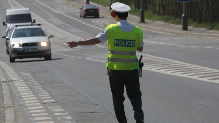 Řidič se rozjel proti dopravnímu policistovi a zranil ho, hrozí mu až šest let vězení