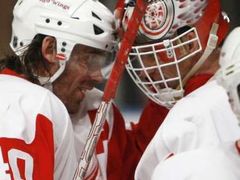 Hokejisté Detroitu Henrik Zetterberg (vlevo) a Dominik Hašek se radují z vítězství v zápase NHL nad New York Rangers.