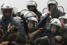 Řecká vláda narychlo jedná o škrtech, odbory se bouří