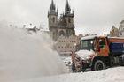 Obrazem: V Česku napadlo i 20 centimetrů sněhu. Ztěžuje provoz na silnici i železnici
