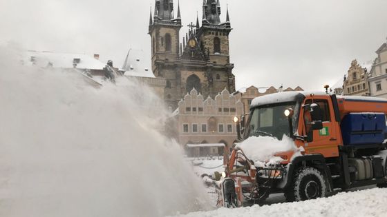 Obrazem: V Česku napadlo i 20 centimetrů sněhu. Ztěžuje provoz na silnici i železnici