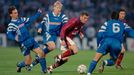 Ondrej Krištofik, Radek Bejbl, Zinedine Zidane (v červeném) a Jiří Vávra (6) v souboji o míč v semifinále Poháru UEFA 1995/96 Girondin Bordeaux - Slavia Praha.