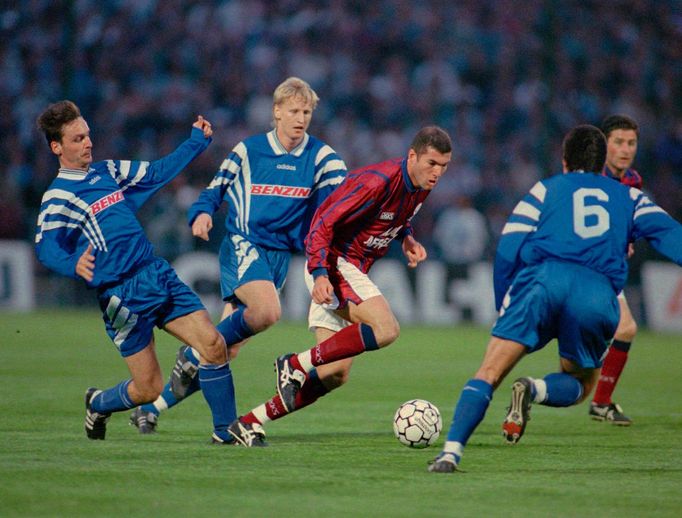 Ondrej Krištofik, Radek Bejbl, Zinedine Zidane (v červeném) a Jiří Vávra (6) v souboji o míč v semifinále Poháru UEFA 1995/96 Girondin Bordeaux - Slavia Praha.