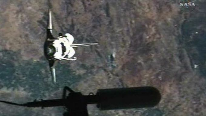 Americký raketoplán Discovery, který v úterý 4. července odstartoval z Mysu Canaveral, dnes po dvoudenní cestě kosmem úspěšně přistál u Mezinárodní vesmírné stanici (ISS). Stanice se v té chvíli nacházela 341 kilometrů nad Zemí. Discovery by s ní měl zůstat spojen osm dní. Během nich jeho posádka na stanici přemístí 2272 kilogramů vybavení a zásob. Před přistáním u ISS Discovery provedl manévr, díky němuž mohla posádka stanice nafotit spodní část trupu přístroje kvůli kontrole, zda nebyl při startu poškozen.