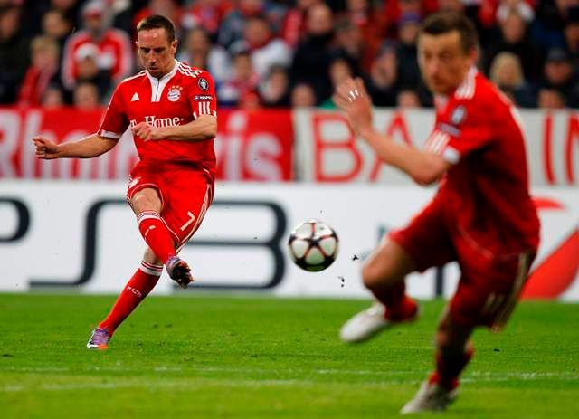 Franck Ribéry střílí gól Manchesteru United
