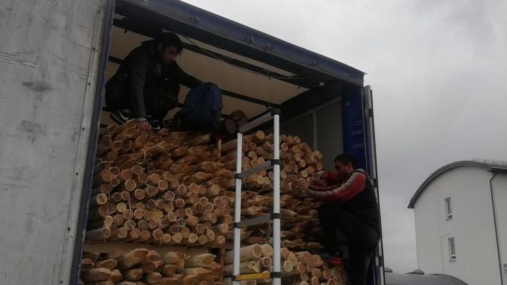 Řidič kamionu si nechal zavolat policii. Ta v návěsu jeho vozu na D1 našla migranty