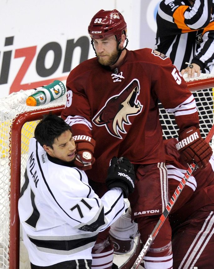 Střet Nolana a Morisse v zápase Phoenix Coyotes - LA Kings