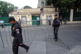 Česká policie nasadila padesát policistů, aby ambasádu ochránila.
