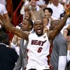 Basketbalista LeBron James z Miami slaví titul v play-off NBA 2012.