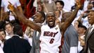 Basketbalista LeBron James z Miami slaví titul v play-off NBA 2012.