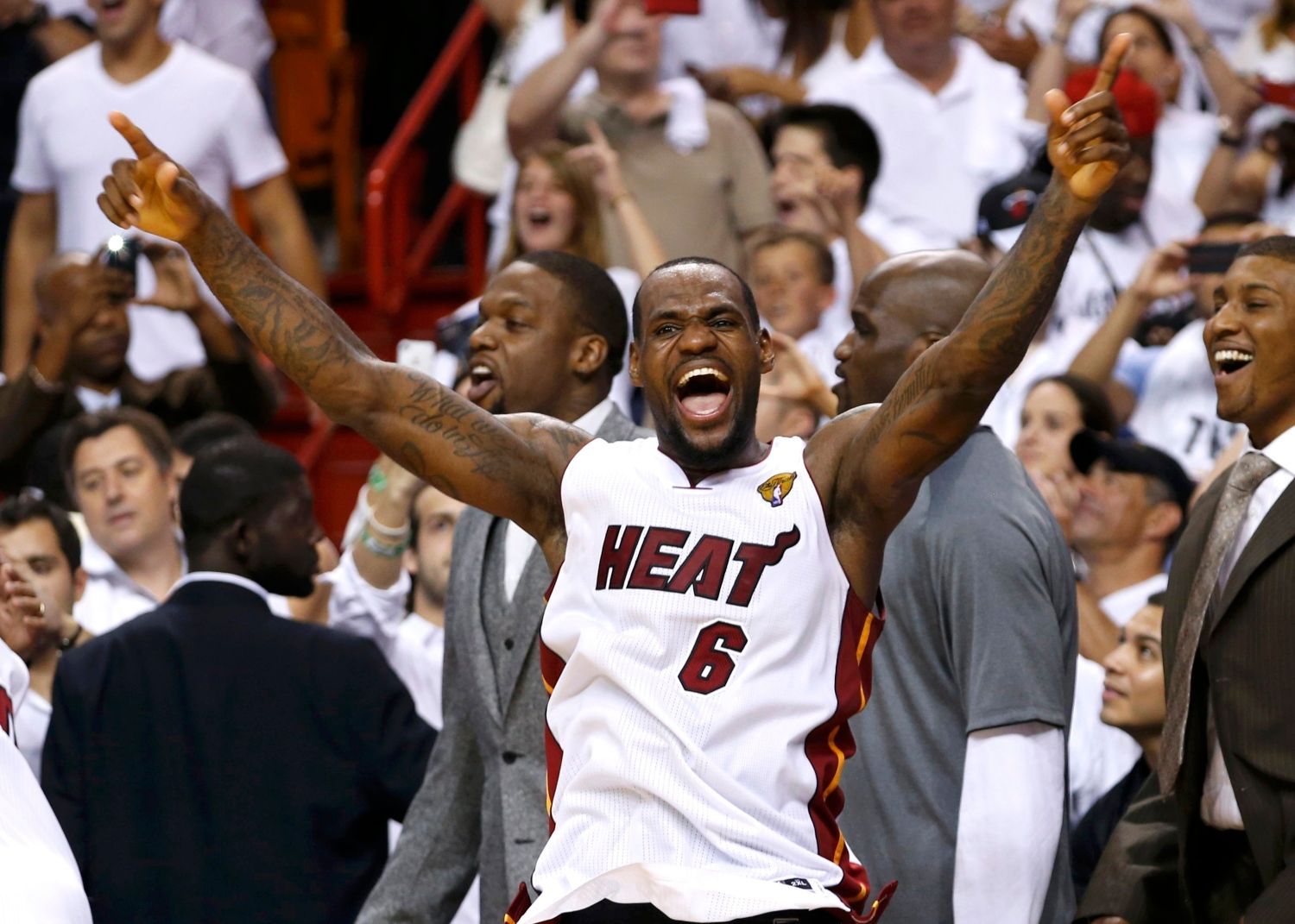 Basketbalista LeBron James z Miami slaví titul v play-off NBA 2012.
