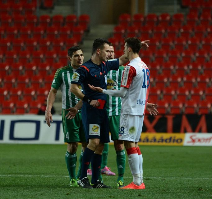 Synot liga - Slavia vs. Bohemians 1905: Vukadin Vukadinovič a rozhodčí Radek Příhoda