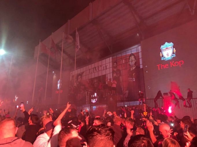 Liverpool slaví titul po 30 letech (The Kop)