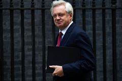 Britský ministr pro brexit Davis rezignoval po sporu s Mayovou