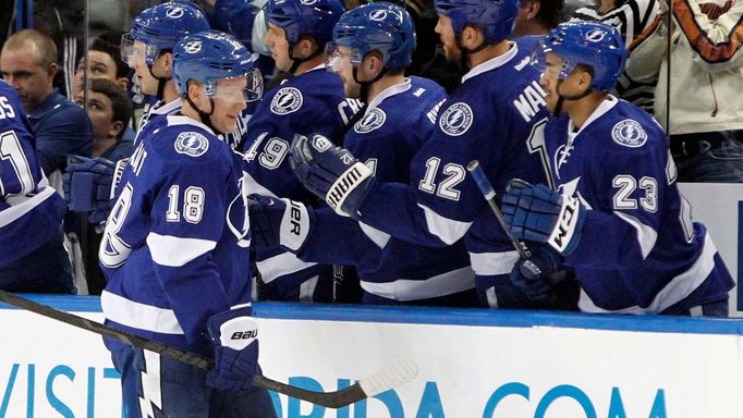 Ondřej Palát si přijíždí pro gratulace v utkání NHL mezi Tampou a Vancouverem