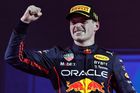 Stejní rivalové, kteří se loni poprali o titul mistra světa F1, bojují také o nejvyšší příčku na žebříčku příjmu. O tom, komu patří prvenství ve výdělcích, není tak úplně jasno. Nový kontrakt Maxe Verstappena u Red Bullu je totiž zastřen rouškou tajemství. Hovoří se o roční částce 38 až 43 milionů dolarů (834 až 944 mil. Kč).