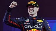 Stejní rivalové, kteří se loni poprali o titul mistra světa F1, bojují také o nejvyšší příčku na žebříčku příjmu. O tom, komu patří prvenství ve výdělcích, není tak úplně jasno. Nový kontrakt Maxe Verstappena u Red Bullu je totiž zastřen rouškou tajemství. Hovoří se o roční částce 38 až 43 milionů dolarů (834 až 944 mil. Kč).