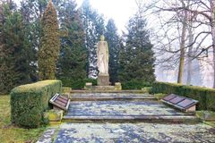 Jaroměř odstraní sochu rudoarmějce se samopalem u památníku obětem válek