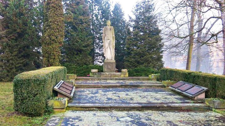 Jaroměř odstraní sochu rudoarmějce se samopalem u památníku obětem válek; Zdroj foto: drobnepamatky.cz