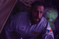Sandler letí do kosmu s českou vlajkou. Trailer představuje sci-fi film od Netflixu