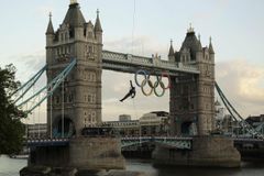 Olympijský oheň je v Londýně, čeká na něj 982 nosičů