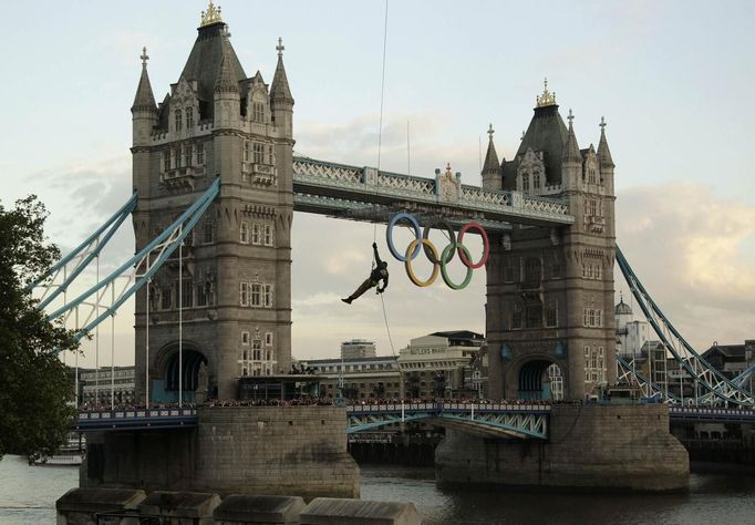 Britský příslušník námořní pěchoty slaňuje s olympijským ohněm z helikoptéry do Toweru.