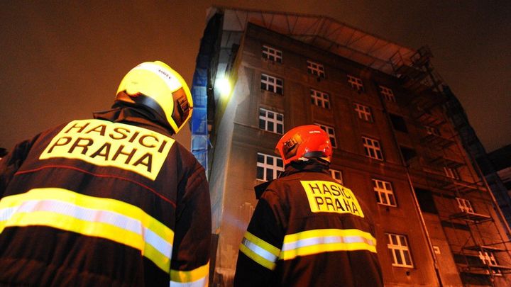Vítr v Praze lámal stromy, poničil střechy i auta. Dál platí nebezpečí požárů
