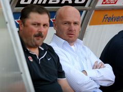 Michal Bílek (vpravo), trenér Sparty Praha, na lavičce před začátkem utkání se Slavií.
