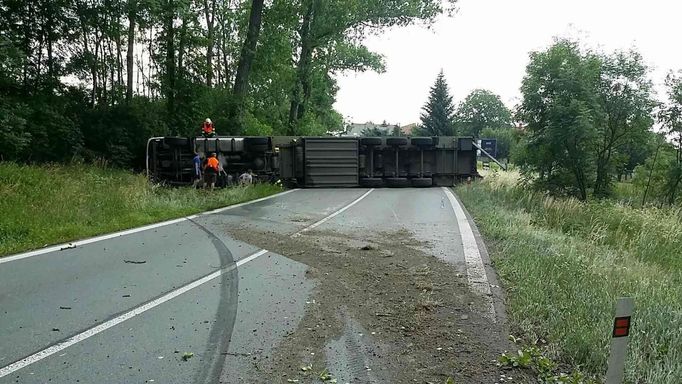 Havárie kamionu s vodkou na Pardubicku.