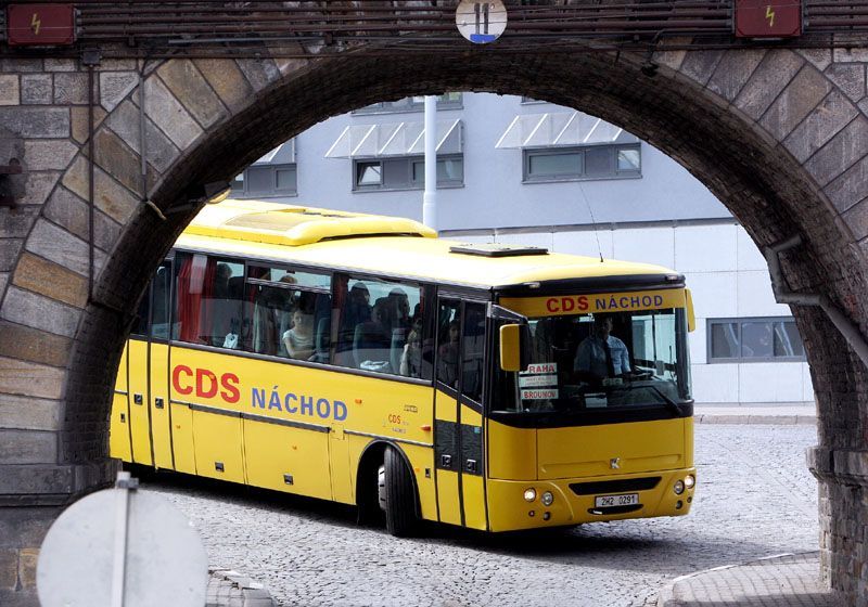 Autobus vyjíždí z nádraží na Florenci
